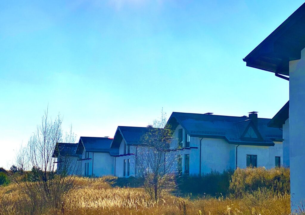 Продам дома в коттеджном городке Киево – Святошинский район с.Музичи – от 180 кв.м – до 220 кв.м.